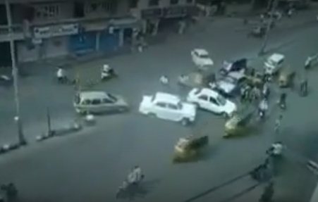 Cosmar! Cum se circula intr-o intersectie din India! – VIDEO