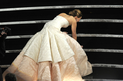Ghinion cu repetitie! Jennifer Lawrence, in genunchi pe trepte, in drum spre marele premiu