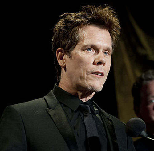 Kevin Bacon merge cu metroul ca sa joace Angry Birds