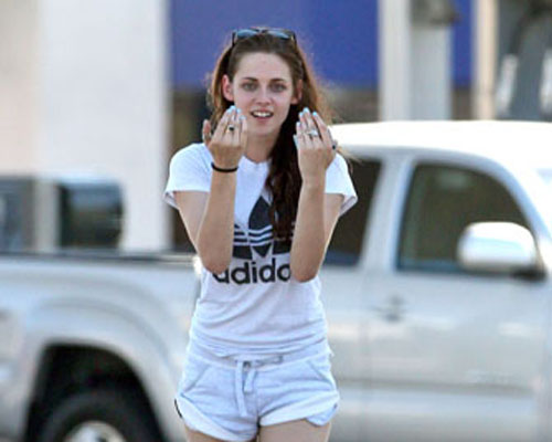 Fug barbatii de ea ca dracul de tamaie: Kristen Stewart e „Moartea Pasiunii”