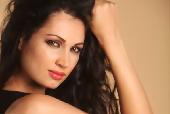 Nicoleta Luciu cu lenjeria intima la vedere! Ce tinuta provocatoare a imprumutat vedeta si de la cine!