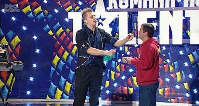 Romanii au talent 2013: Fun Boy l-a lasat fara chiloti pe asistentul „Geta” (FOTO)