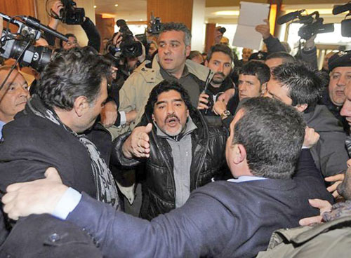 Erupe Vezuviul: Maradona va fi pe San Paolo la Napoli – Juve!