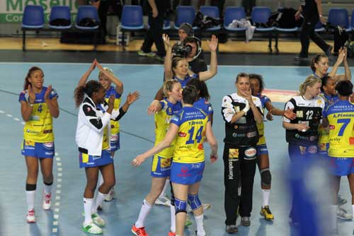 Rivalele Oltchimului joaca handbal in fustite!