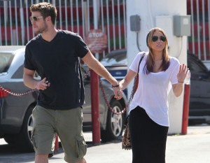Miley Cyrus and Liam Hemsworth - Ziarul National