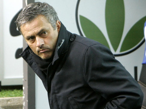 Mourinho a sarit sa bata arbitrii dupa meciul cu Manchester!