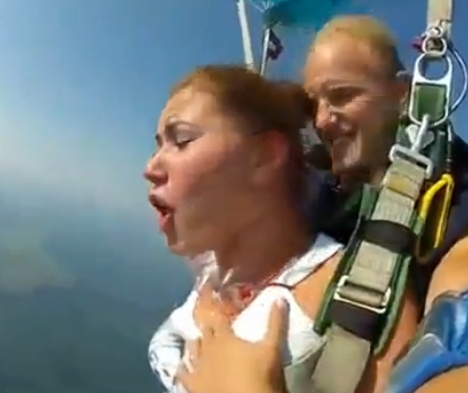 SENZATII TARI la mare inaltime! Tanara asta a avut parte de mai mult decat o saritura cu PARASUTA! (FOTO/VIDEO)