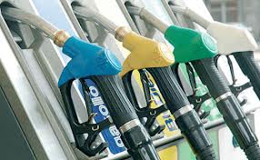 Şoferii români PLÂNG la pompă, dar Guvernul trăieşte în lumea lui: „Avem al doilea cel mai mic preţ la carburanţi din UE”