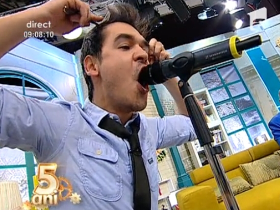 Matinalul Razvan, muzicantul de la „Neata”. A cantat „la linguri”! – VIDEO