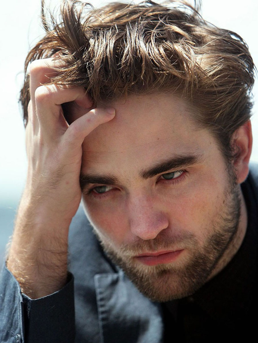 Robert Pattinson a ramas fara job