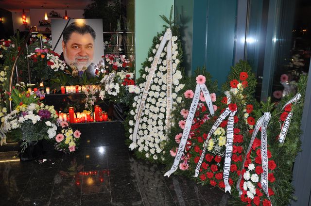 UPDATE Dumitru Sechelariu, condus pe ultimul drum. Gigi Becali, la inmormantarea fostului primar al Bacaului (FOTO/VIDEO)