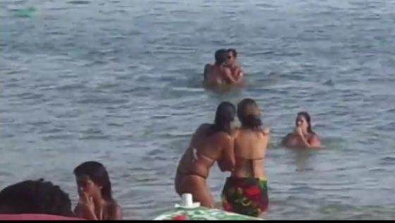 INCENDIAR! Infierbantati, doi tineri au facut SEX in apa, sub privirile tuturor! (VIDEO necenzurat)