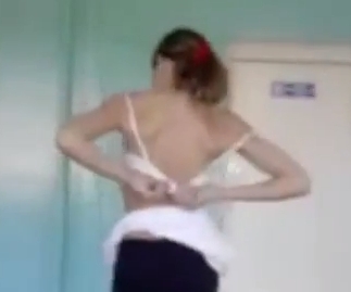 Striptease in clasa. La 12 ani a renuntat la haine cu o nonsalanta uluitoare! (VIDEO)