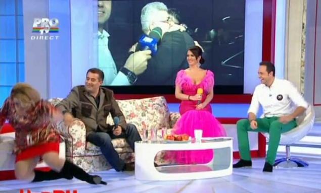 Viorica de la Clejani a cazut in genunchi! Inghiontita in direct la TV!(FOTO)