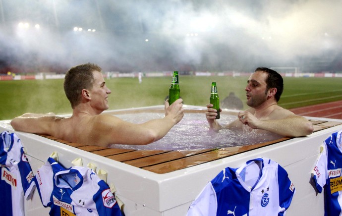 Asa ceva N-AI MAI VAZUT: cele mai bune locuri pe un stadion de fotbal sunt la jacuzzi!!! FOTOGRAFII INCREDIBILE!
