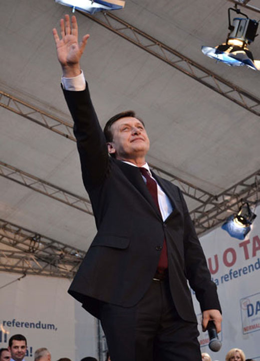 Pedelistii se cearta pe prezidentiabili: „Ne trebuie un tip necrutator cu Antonescu!”