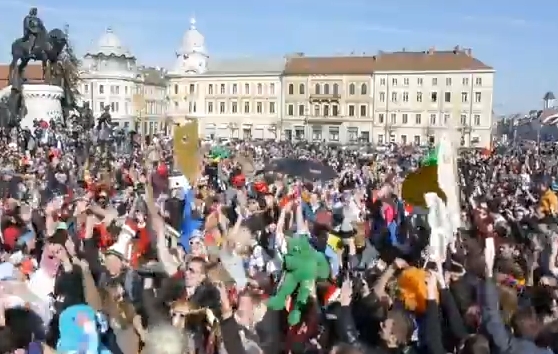 HARLEM SHAKE-mania cucereste Romania! Uite aici distractie pe strazile din Cluj! (VIDEO)