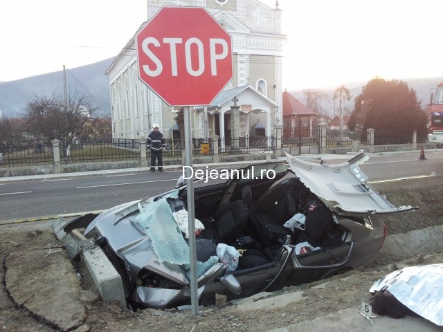 IMAGINI SOCANTE: Accident cumplit chiar in fata unei biserici din Dej! (VIDEO)