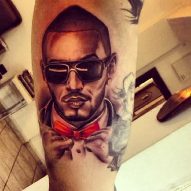 Tine atat de mult la Alex Velea incat si-a tatuat poza lui! Despre ce vedeta este vorba!