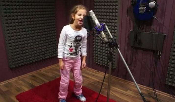 Romanca asta canta mai bine imnul Americii decat Beyonce! (VIDEO)