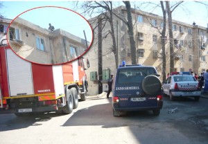 Scene socante la Tulcea: S-a urcat pe bloc cu fiul de 10 ani, amenintand ca se arunca!