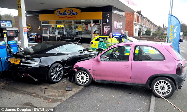 Ce se intampla cand Barbie il intalneste pe Bond! Caz real in Anglia!