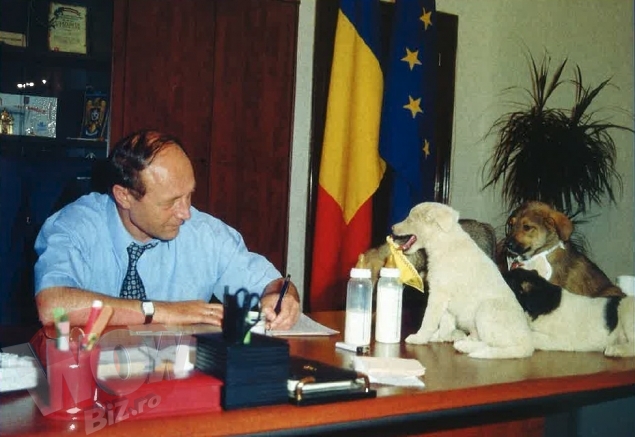 Traian Basescu in ipostaze greu de imaginat! Uite cum hraneste cainii cu… BIBERONUL! (FOTO)