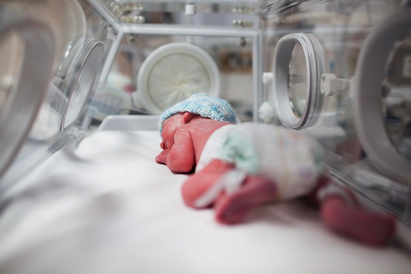 O femeie din Ramnicu Valcea a nascut singura, fiindca asistentele dormeau! Copilul a murit!