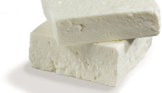 Nou motiv de ingrijorare: Zeci de kilograme de BRANZA ALTERATA descoperite in magazinele din Romania