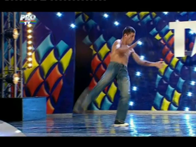 “Bruce Lee”, care a adus-o in prag de lesin pe Andra, este vedeta printre studentii din Timisoara! (VIDEO)