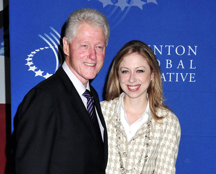 Bill Clinton Takes Time To Pose With His Daughter - Ziarul National