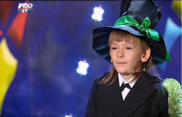 Cosarul i-a adus noroc! Copilul care a ridicat sala in picioare la “Romanii au talent”!