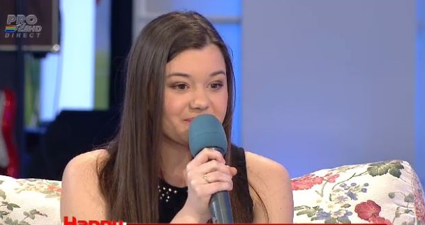 O mai stii pe fetita care canta melodia “Cornulet cu lapte”? Uite cum arata azi! (VIDEO)