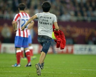 Un suporter al U Craiova s-a urcat pe nocturna si vrea sa se arunce!