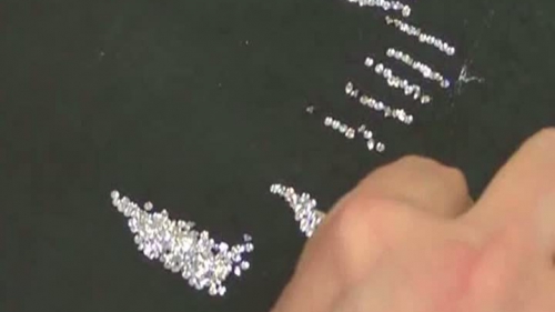Captura la aeroport: Politistii au descoperit in valiza unui barbat MII DE DIAMANTE si 300 de iPhon-uri! (VIDEO)
