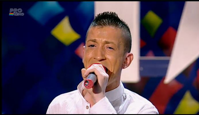 A rupt juriul de la “Romanii au talent”! Uite cum a cantat tanarul asta care sufera de vitiligo!
