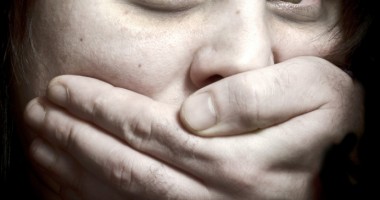 Elevă, BĂTUTĂ sălbatic de trei colege de clasă, în Teleorman! E SCANDALOS pe cine a sancţionat, de fapt, directorul şcolii