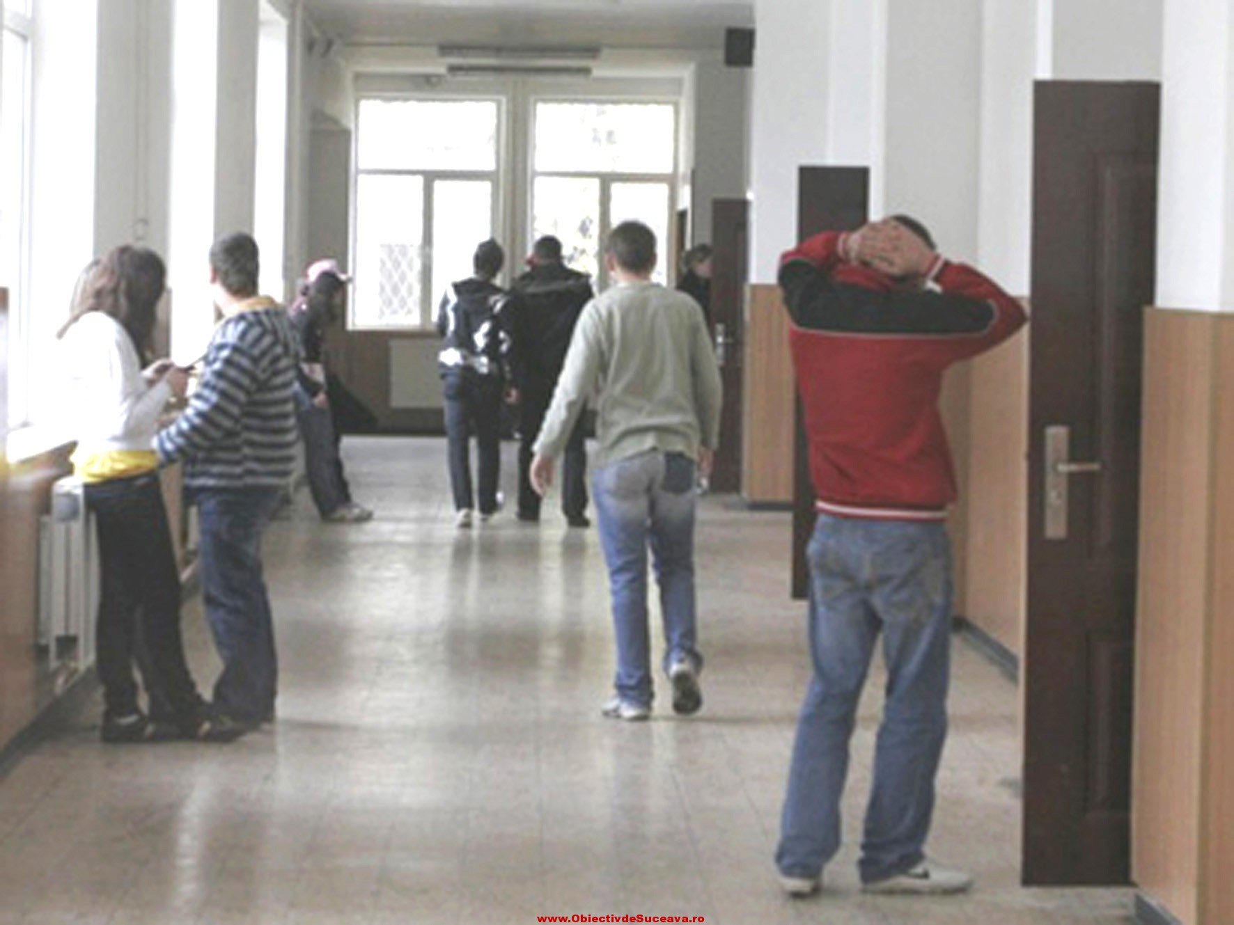 Un elev de 13 ani din Gorj s-a aruncat pe geam, in timpul orei!