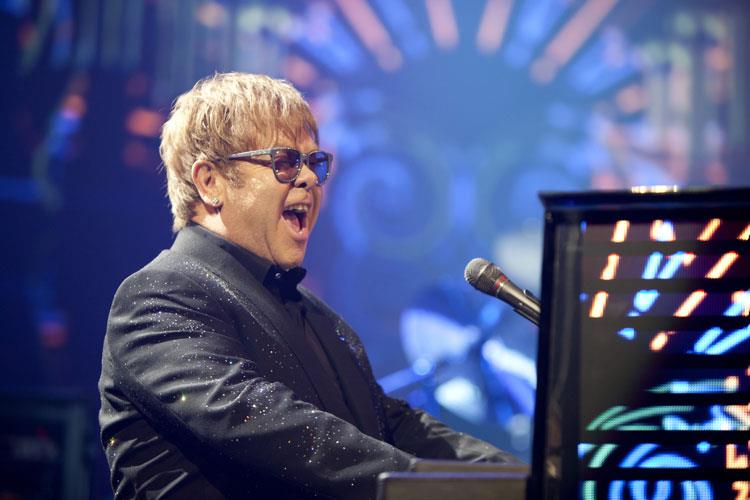 Elton John va fi operat! (VIDEO)