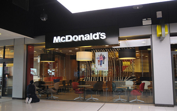Scene incredibile in toaleta unui fast-food pentru copii! Cum au fost surprinsi doi tineri!
