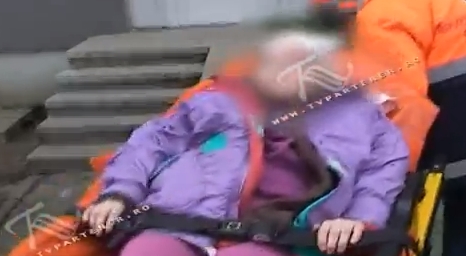 Si-a lovit fetita de 9 ani cu ciocanul in cap! (VIDEO)