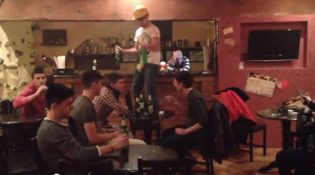 Cativa tineri din Targu Jiu au reinventat Harlem Shake: Dans in FUNDUL GOL! (VIDEO)