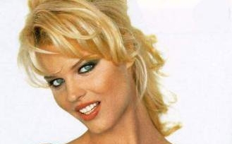Eva Herzigova e zapacitor de sexy la 39 de ani! Uite-o DEZBRACATA, suprinsa in instantanee spectaculoase! (FOTO, VIDEO)