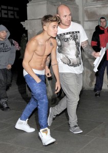 Justin Bieber Returns To His Hotel Shirtless - Ziarul National