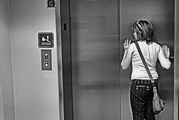 A vrut sa agreseze o fetita, in lift! Ce a urmat i-a UIMIT chiar si pe politisti! (VIDEO)