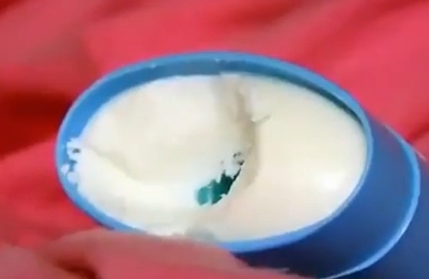 Dependenta CIUDATA: „Nu ma pot opri”! Mananca 15 deodorante stick pe luna si se da cu spray pe limba! (VIDEO)
