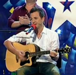 Andi Moisescu l-a dat la o parte, i-a luat chitara si… a cantat! Senzational la Romanii au talent 2013!