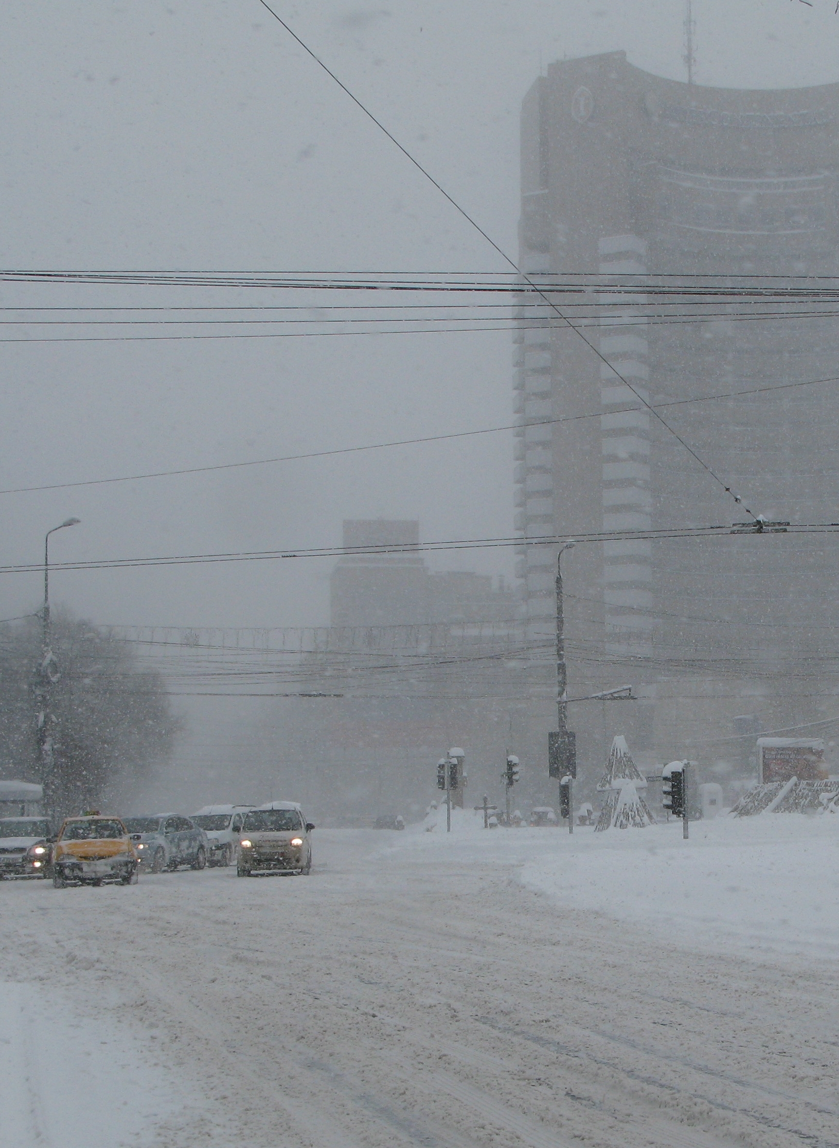 Vremea se strica iar, de vineri incepand. Informare meteo de ploi, ninsori si vant puternic
