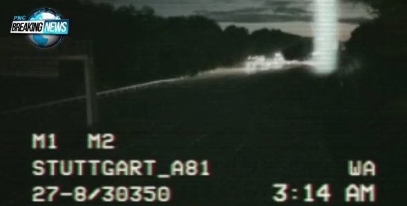 FANTASTIC! Uite cum SARE din senin CAMIONUL asta de pe sosea, tintit de o LUMINA CIUDATA! (VIDEO)