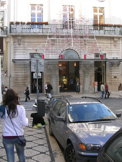 Gest rar! A gasit o poseta cu 13.000 de euro in ea, dar a predat-o politiei